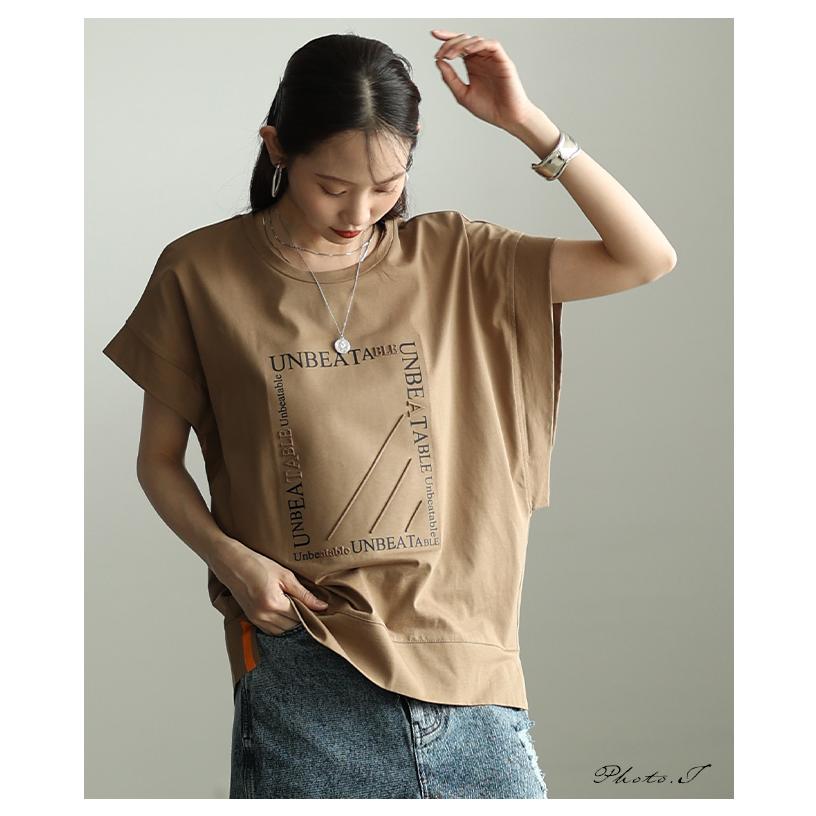 レディース トップス カットソー Tシャツ ロゴ エンボス 半袖 スリット ブラック ホワイト モカ 大人可愛い 大人 可愛い 30代 40代 50代 60代 サワアラモードの画像