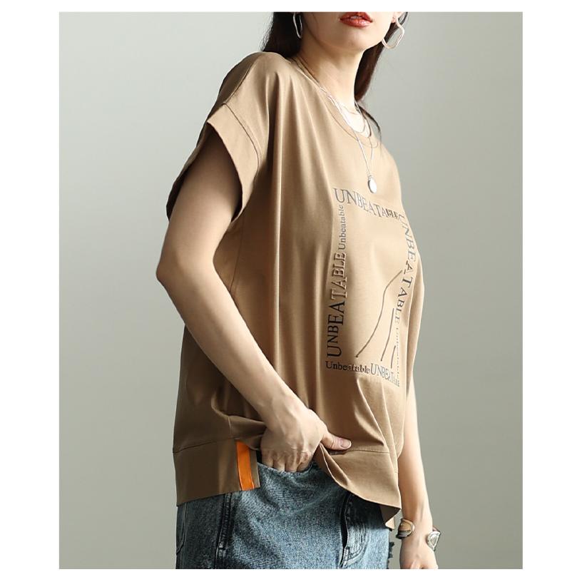 レディース トップス カットソー Tシャツ ロゴ エンボス 半袖 スリット ブラック ホワイト モカ 大人可愛い 大人 可愛い 30代 40代 50代 60代 サワアラモードの画像
