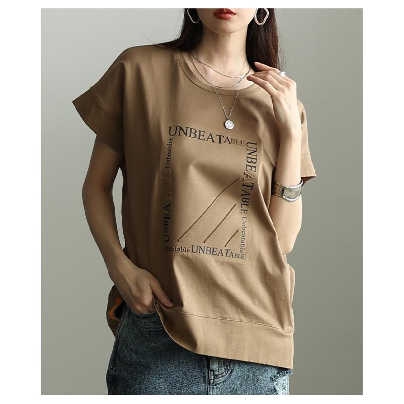 レディース トップス カットソー Tシャツ ロゴ エンボス 半袖 スリット ブラック ホワイト モカ 大人可愛い 大人 可愛い 30代 40代 50代 60代 サワアラモードの画像