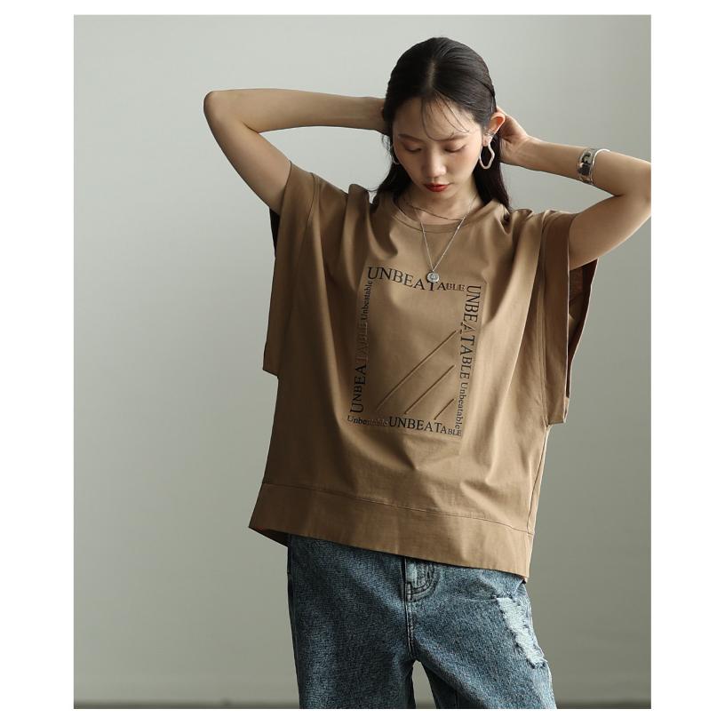 レディース トップス カットソー Tシャツ ロゴ エンボス 半袖 スリット ブラック ホワイト モカ 大人可愛い 大人 可愛い 30代 40代 50代 60代 サワアラモードの画像