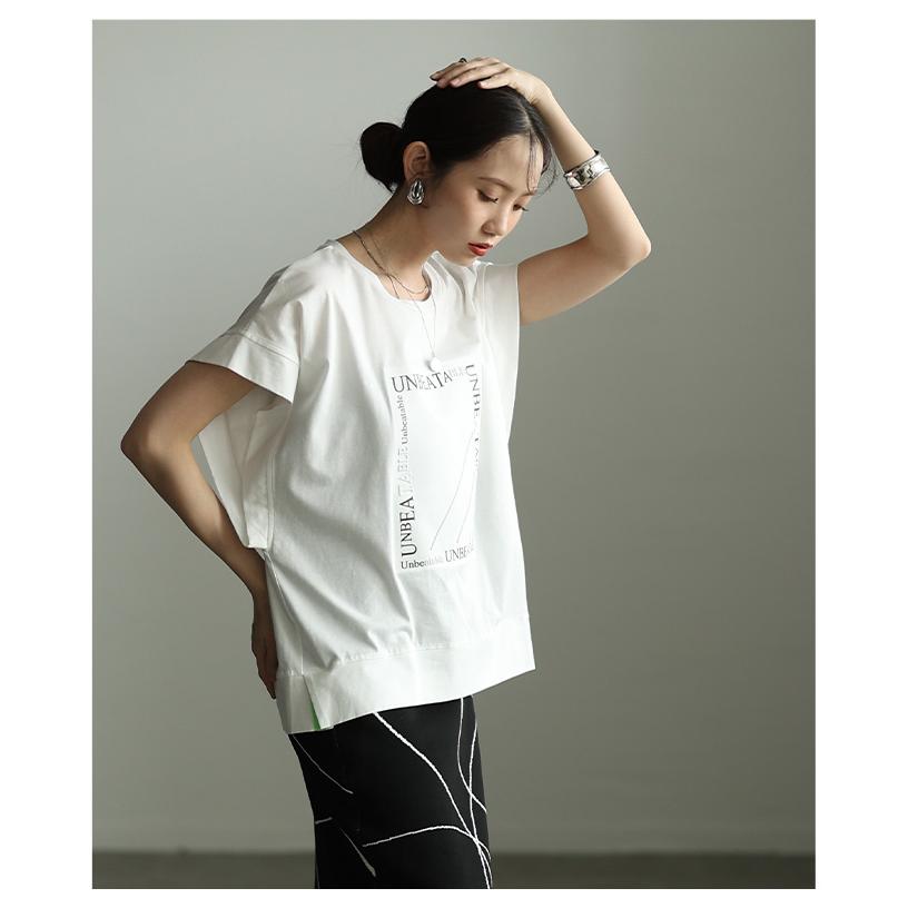 レディース トップス カットソー Tシャツ ロゴ エンボス 半袖 スリット ブラック ホワイト モカ 大人可愛い 大人 可愛い 30代 40代 50代 60代 サワアラモードの画像