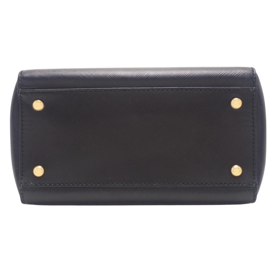 美品　フェラガモ　ショルダーバッグ　チェーン　ヴァラリボン　リザード型押し　黒⭐︎ Ferragamo(フェラガモ) ヴァラリボン 2WAYチェーンバッグ ハンド