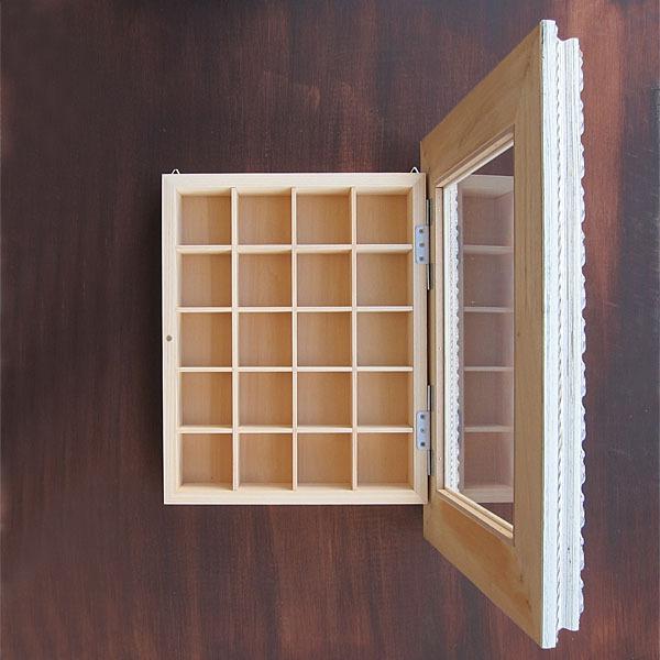 コレクションケース 木製 立体額 （前開き 白 草模様 20マス)