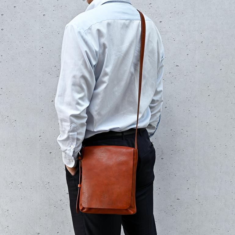 イルビゾンテ　メンズショルダー　美品 IL BISONTE（イルビゾンテ） ショルダーバッグ クロスボディバッグ