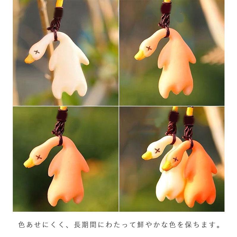 色が変わるミニダックキーホルダー　焼き鳥　アクセサリー　面白い　チャーム　トリ セリアで見つけた「色が変わるミニダックキーホルダー」、紫外線に当て
