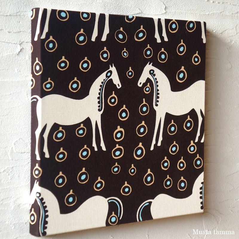marimekko ファブリックパネル 北欧 ムスタタンマ 牝馬 marimekko ファブリックパネル 北欧 ムスタタンマ 牝馬