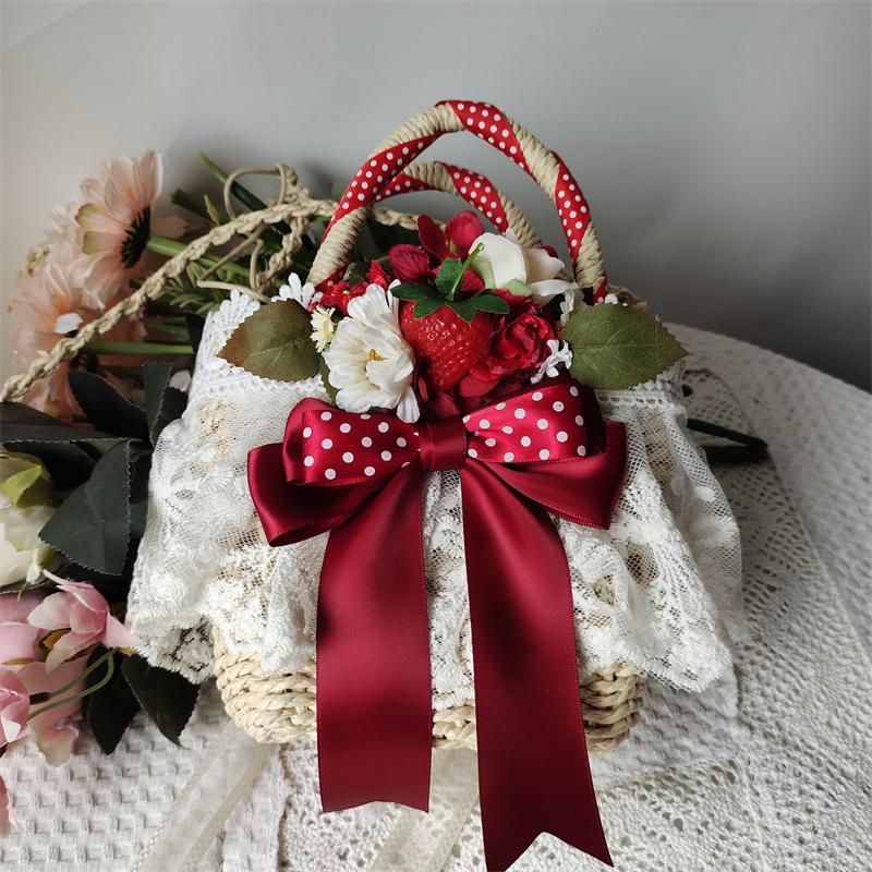 ぬいぐるみカゴ 苺花 藤編み 収納 ロリィタ ハンドメイド 海外作家様 部屋飾り ぬいぐるみカゴ 苺花 藤編み 収納 ロリィタ ハンドメイド 海外作家様