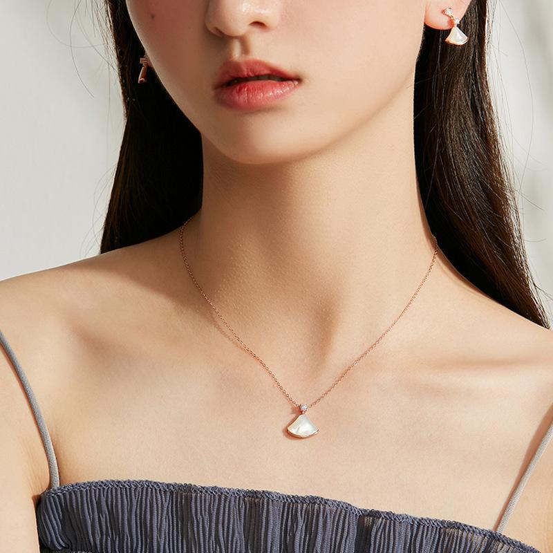 レディースネックレス マラカイト 扇形 ペンダント 白貝殻 チン