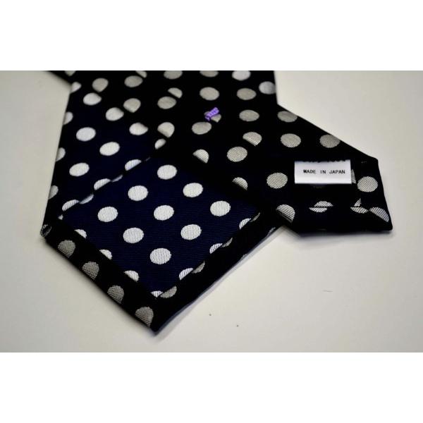 ネイビー（紺）地に白のドット8mm柄ネクタイ（シルバーぽいです）/15
