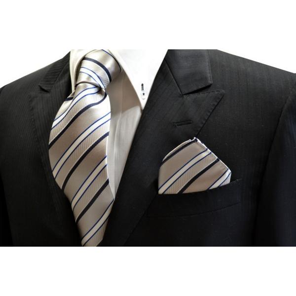 シルバー地にブルーと白とネイビーのストライプポケットチーフ(チーフ