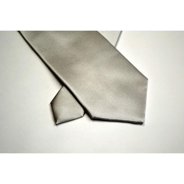無地（シルクサテン）/シルバーの無地(ツルーンとした)ネクタイ/結婚式