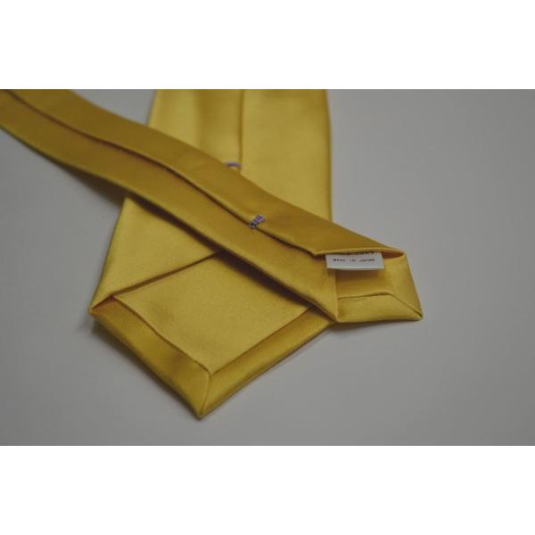 無地（シルクサテン）/イエローゴールドのネクタイ＆ポケットチーフ