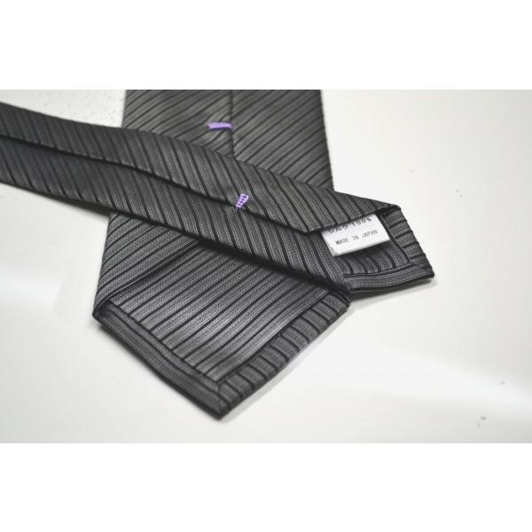 チャコールグレーの濃淡と黒の無地ストライプネクタイ/MUT-S002