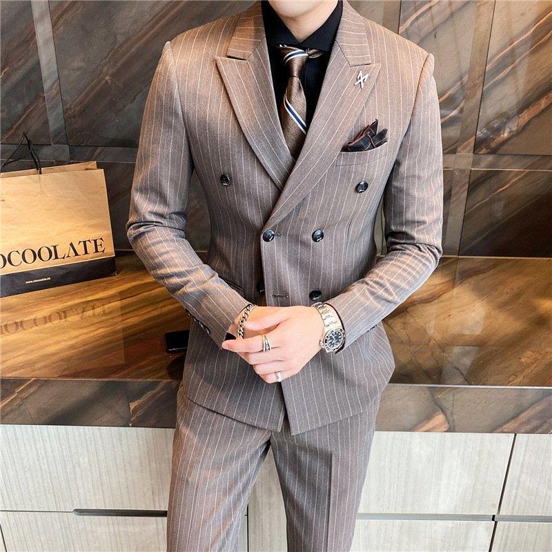 スーツの男性のスーツはイギリス風です。韓国版はファッションが格好いいで2