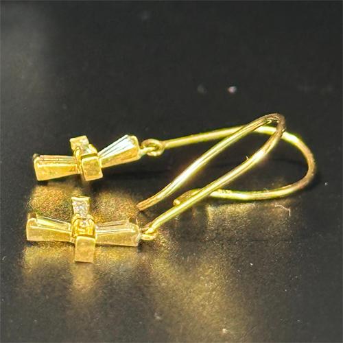 18金 K18 テーパーダイヤモンド＆ダイヤモンド 十字架 クロス フックピアス 18金イエローゴールド K18 テーパーダイヤモンド＆ダイヤモンド