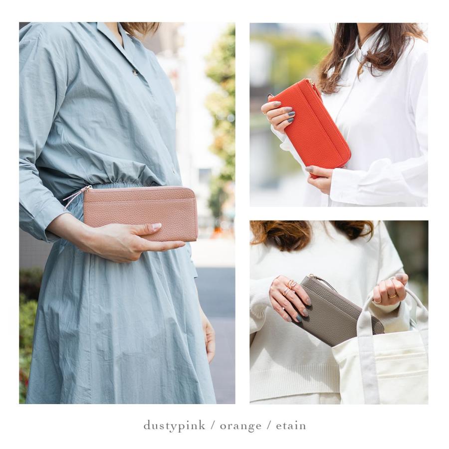 RafiCaro ラフィカロ ダスティオレンジのL字ファスナー長財布を持った女性 オレンジのL字ファスナー長財布を持った女性 エタン色のL字ファスナー長財布を持った女性