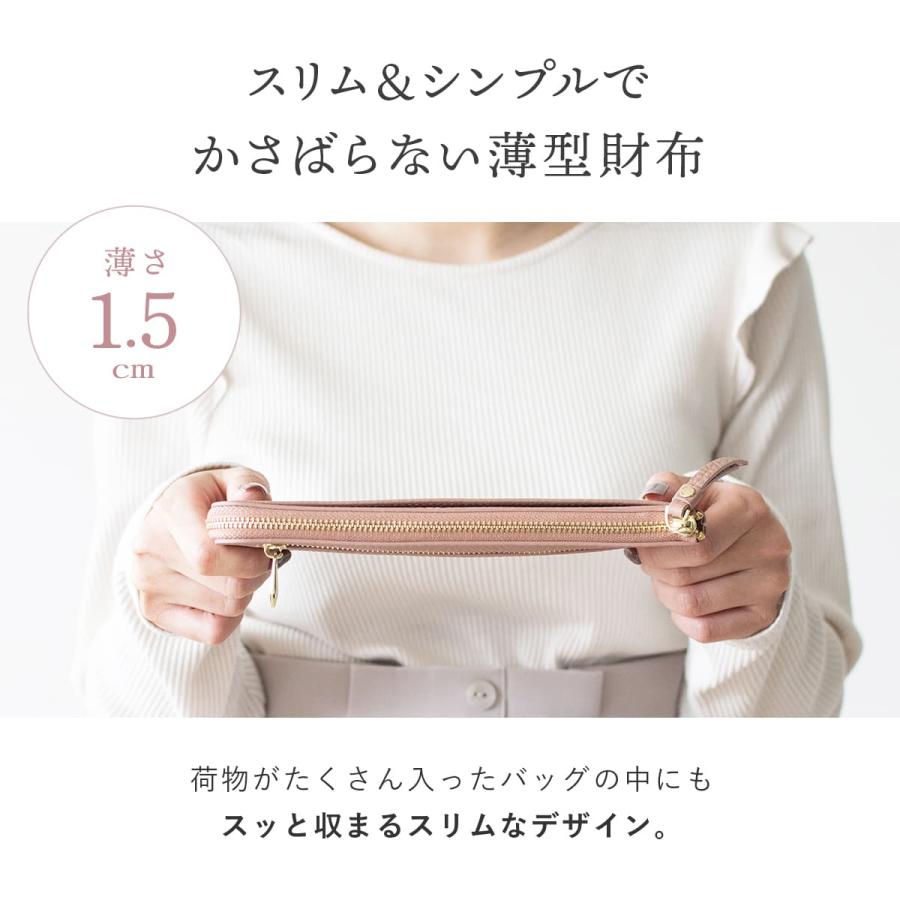 RafiCaro ラフィカロ 女性がL字ファスナー長財布を手で持ち、財布の薄さを説明