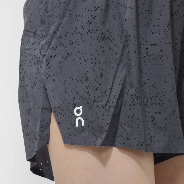 オン レディス 陸上/ランニングウェア ショート/ハーフパンツ Zero Shorts ゼロ ショーツ WG10021481 : ダークグレー×ブラック Onの画像