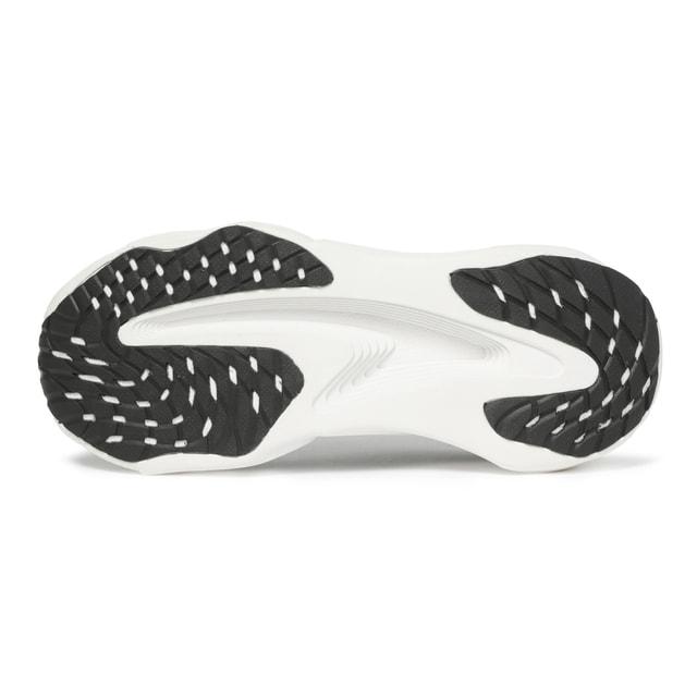 ♯77 ダークアーツ社ホワイトブラシ　5.9 多少のフットマークのみの極美品 TIGORA（ティゴラ） ランニングシューズ FT5/36 BKWH 2E 陸上