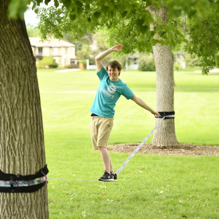 スラックライン　 Amazon.com: SereneLife Ninja Warrior Slack Line Obstacle Course