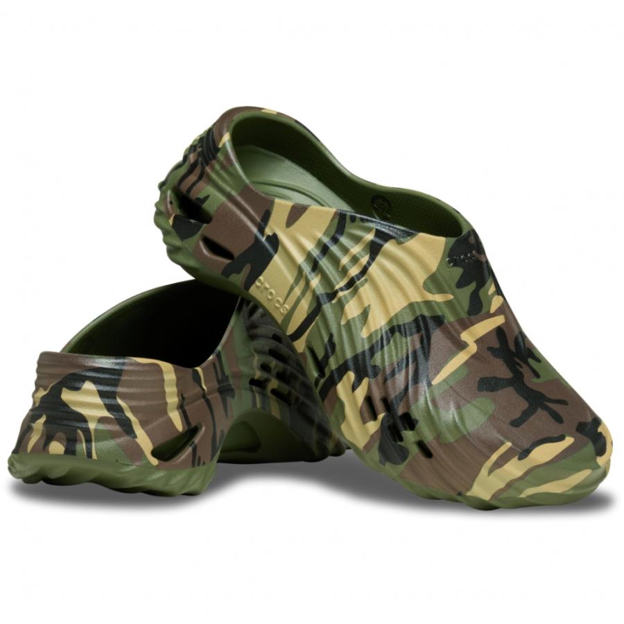 さな crocs（クロックス） Echo Camo Wave 212044-3TC クロッグサンダル