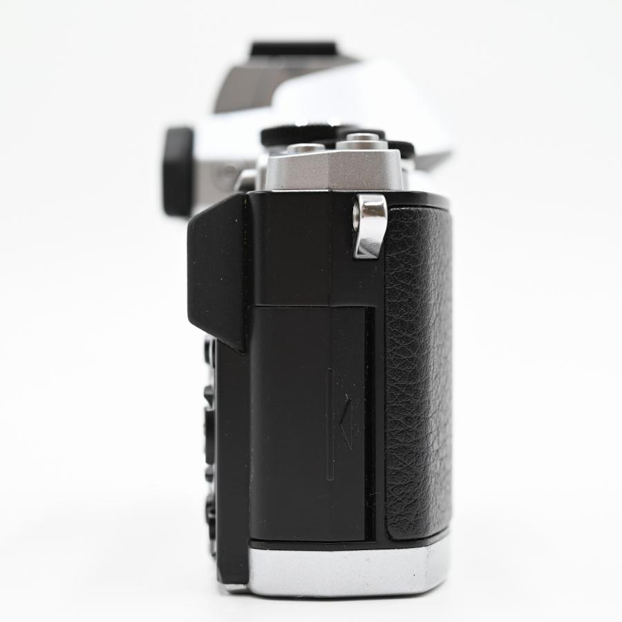 OLYMPUS オリンパス ミラーレス一眼 OM-D E-M5 ボディ シルバー ミラーレス一眼レフカメラ |  | 06