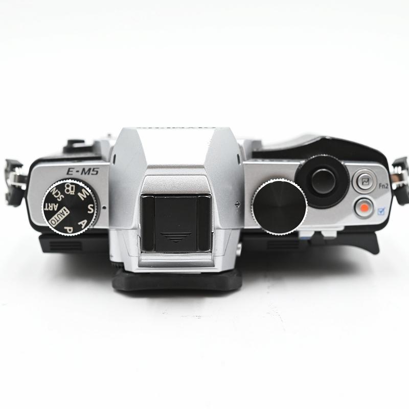 OLYMPUS オリンパス OM-D E-M5 ボディ(ショット数5996枚) ミラーレス一眼レフカメラ |  | 04