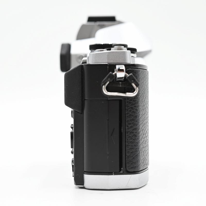 OLYMPUS オリンパス OM-D E-M5 ボディ(ショット数5996枚) ミラーレス一眼レフカメラ |  | 06