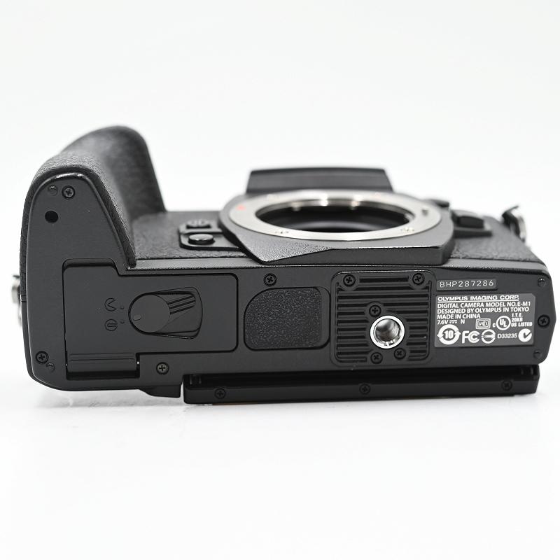 OLYMPUS オリンパス OM-D E-M1 ミラーレス一眼 ボディブラック (ショット数6835枚) ミラーレス一眼レフカメラ |  | 05