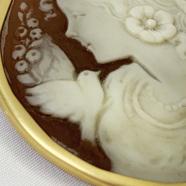 送料無料!! 女性 横顔 左 丸型 樹脂カメオ 鳩 フラワー ブローチ