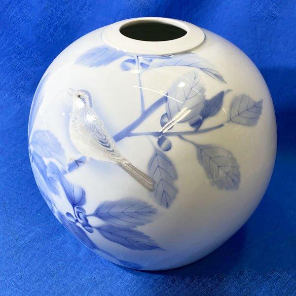 宮内庁御用達 深川製磁 有田焼 花瓶 官窯染付 鳥 木の実 藍絵 宮内庁御用達 深川製磁 有田焼 花瓶 官窯染付 鳥 木の実 藍絵