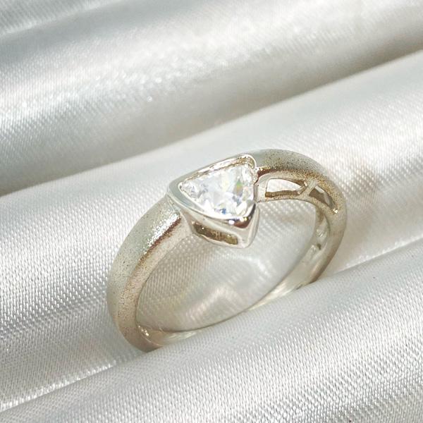 送料無料!! トリリアンカット SV925 CZダイヤ 12号 上品 デザイン