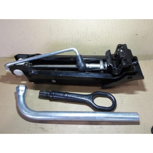 VW ゴルフヴァリアント ABA-1KBLG 車載工具（ジャッキセット