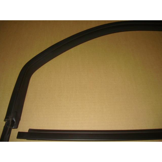 ハイラックスサーフ GF-RZN185W 左前ドアのガラスラン 67861-35040