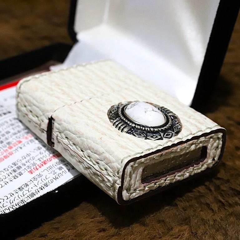 革巻きZIPPO リザード革 ホワイト 天然石 ジッポ 白 革製 ZIPPO ハウライト カッコイイ 手縫い ハンドメイド 癒し デトックス ワイルド アメリカンの画像