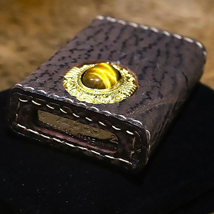 革巻きZIPPO リザード革 ブラウン 天然石 ジッポ 茶 革製 ZIPPO タイガーアイ カッコイイ 手縫い ハンドメイド 金運上昇 仕事運上昇 ワイルド アメリカンの画像