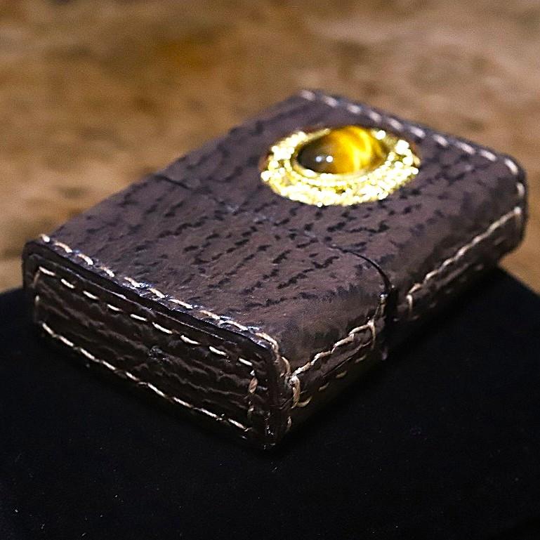革巻きZIPPO リザード革 ブラウン 天然石 ジッポ 茶 革製 ZIPPO タイガーアイ カッコイイ 手縫い ハンドメイド 金運上昇 仕事運上昇 ワイルド アメリカンの画像