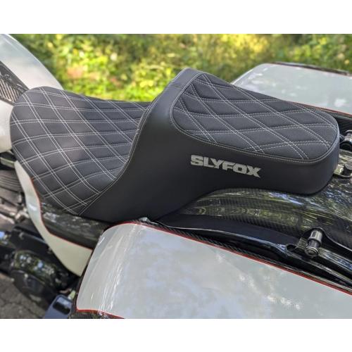HIGHNOON シート Diamond Stitch ブラックロゴ 2023年以降FLHXSE、FLTRXSE、2024年以降FLHX/U、FLTRX、FLTRXSTSE_3