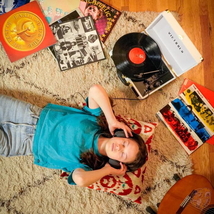 Victrola ビンテージ 3速 Bluetooth ポータブル スーツケース レコードプレーヤー 白 送料無料 Bluetooth Victrola ビンテージ 3速 ポータブル スーツケース レコードプレーヤー VSC 550BT