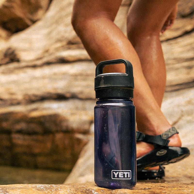 YETI YONDER 600 ML / 20 OZ プラスチック ウォーター ボトル イエティ 水筒 NAVY（ネイビー） 軽量 漏れ防止 y20navyアメリカ輸入プロ 通販