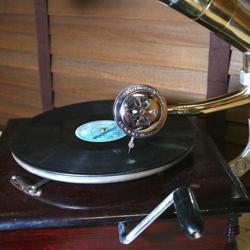 蓄音機 グラモフォーン アンティークテイスト この安定しないアナログ