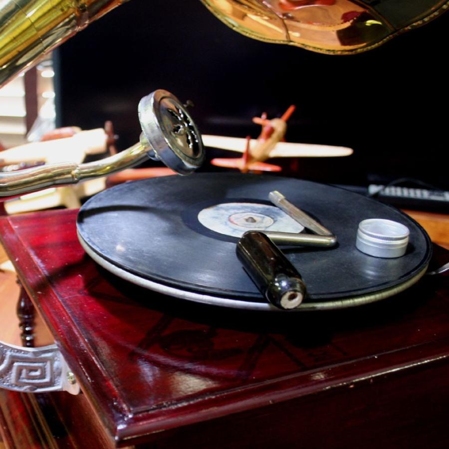 蓄音機 グラモフォーン アンティークテイスト この安定しないアナログ