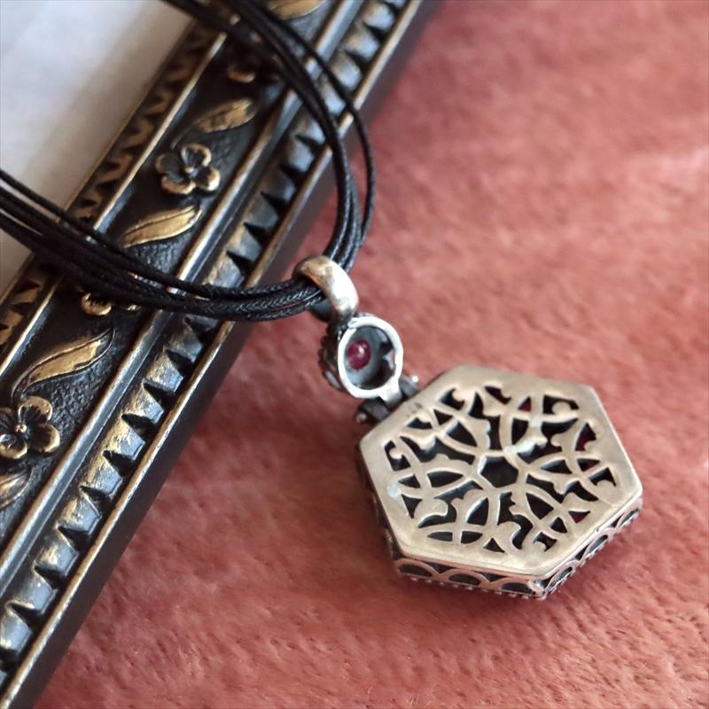 オットマンアンティーク デザインシルバーペンダントトップ ヘキサゴナル/ルビー |  | 02