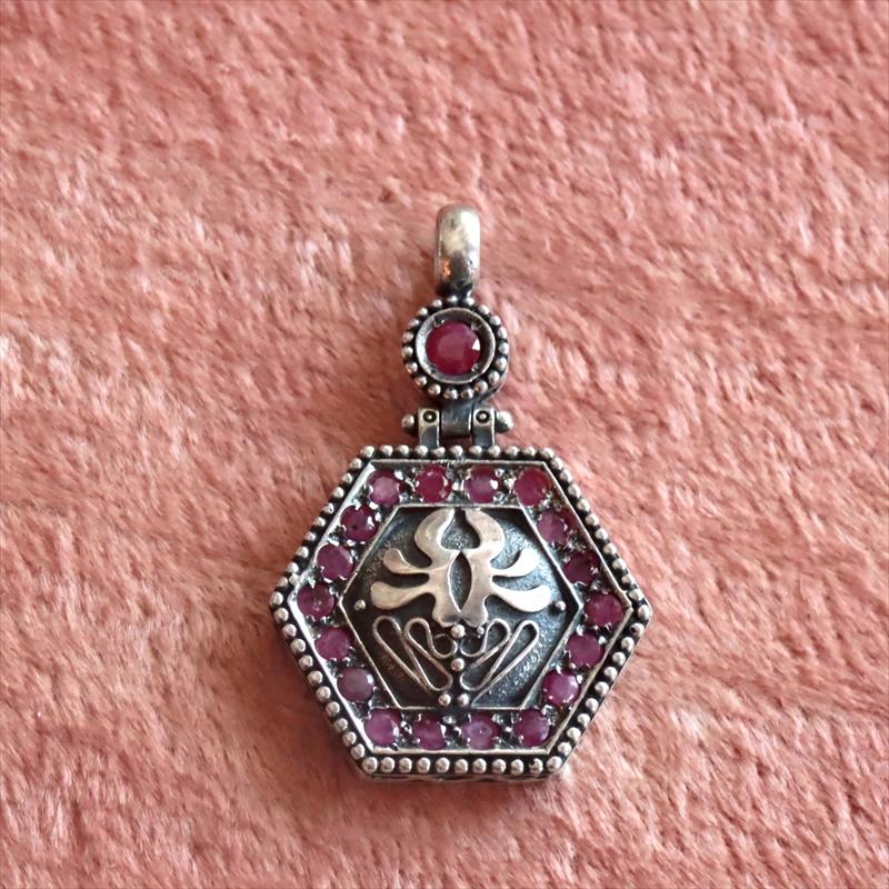オットマンアンティーク デザインシルバーペンダントトップ ヘキサゴナル/ルビー |  | 04