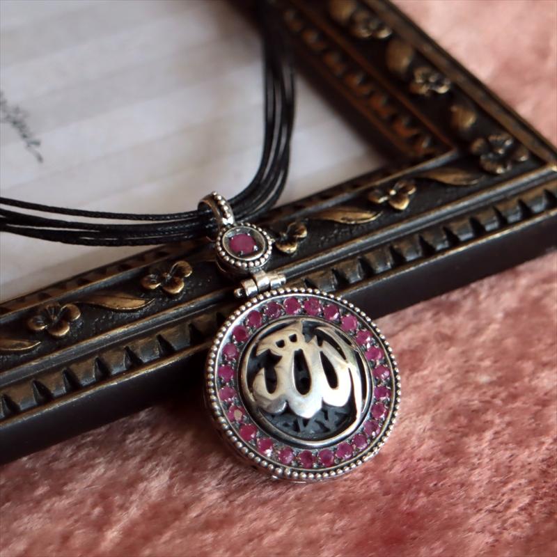 オットマンアンティーク デザインシルバーペンダントトップ ラウンドカリグラフィ/ルビー | 