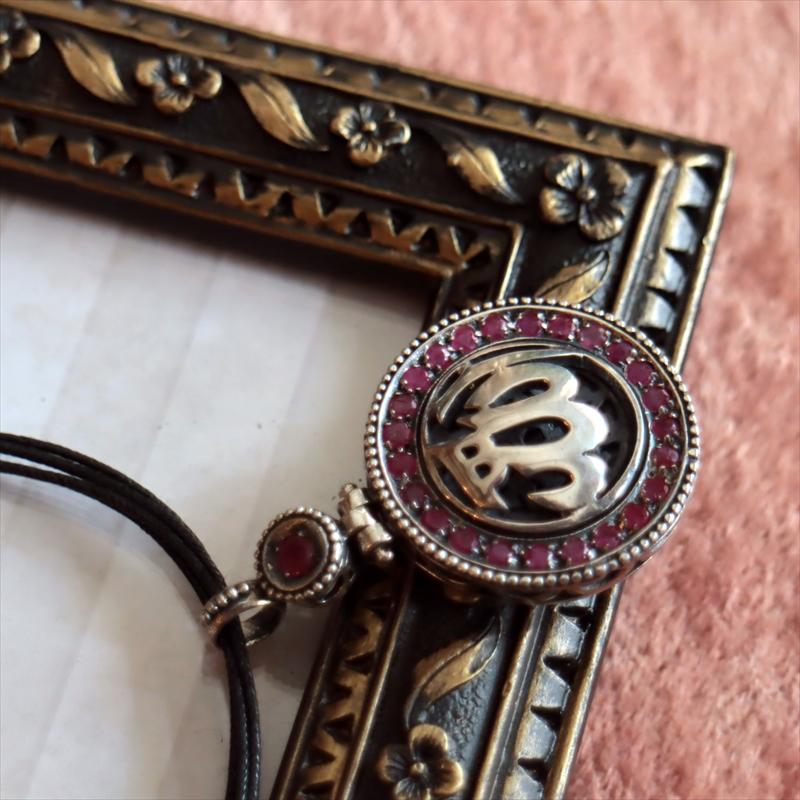 オットマンアンティーク デザインシルバーペンダントトップ ラウンドカリグラフィ/ルビー |  | 02