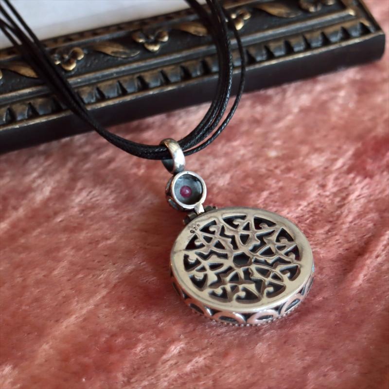 オットマンアンティーク デザインシルバーペンダントトップ ラウンドカリグラフィ/ルビー |  | 03