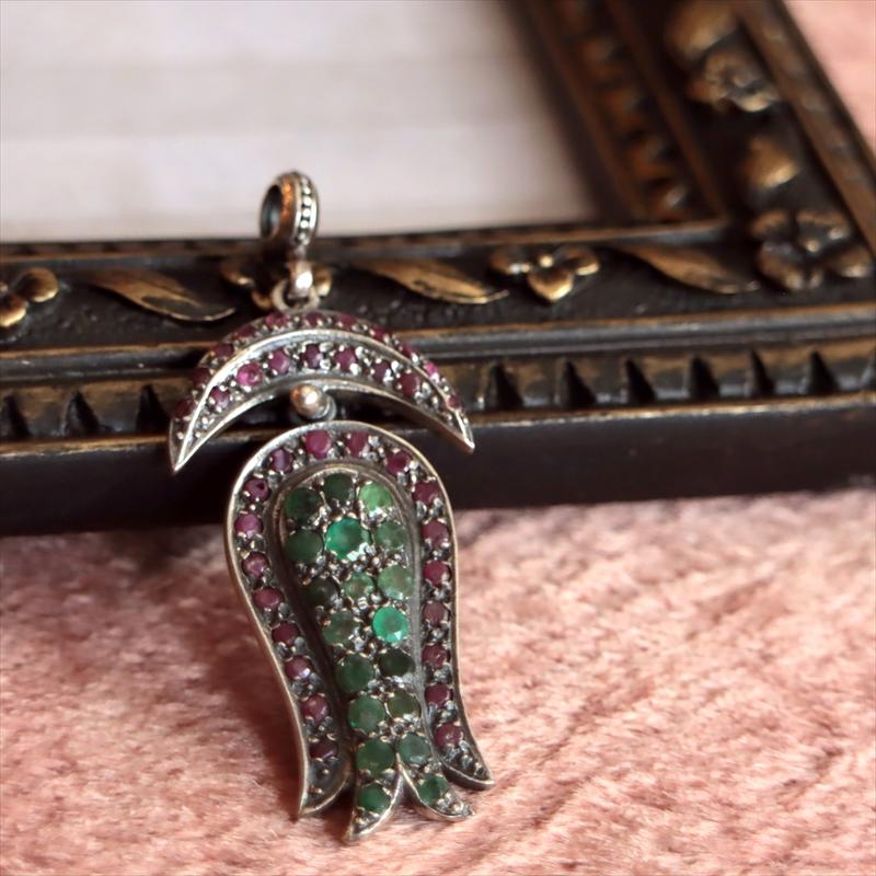 オットマンアンティーク デザインシルバーペンダントトップ ラーレモチーフ・ルビー | 