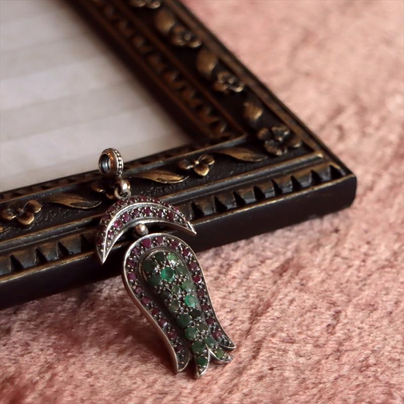 オットマンアンティーク デザインシルバーペンダントトップ ラーレモチーフ・ルビー |  | 01