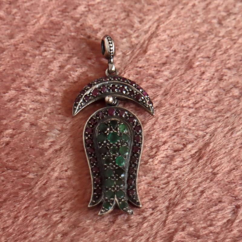 オットマンアンティーク デザインシルバーペンダントトップ ラーレモチーフ・ルビー |  | 04